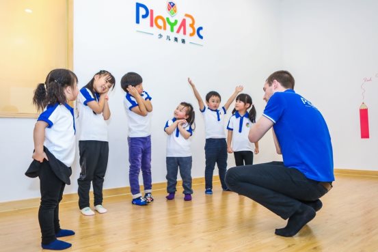 1歲學(xué)英語(yǔ)不算早！PlayABC與牛津要賦予孩子更多能力