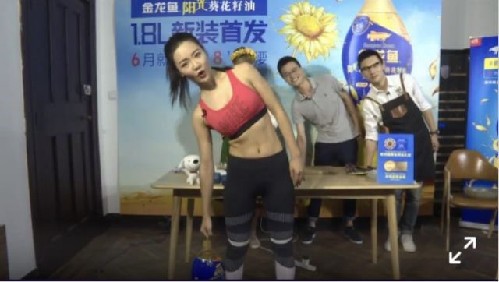 8字腰風(fēng)靡世界杯，健身女王和全能廚神有話說(shuō)