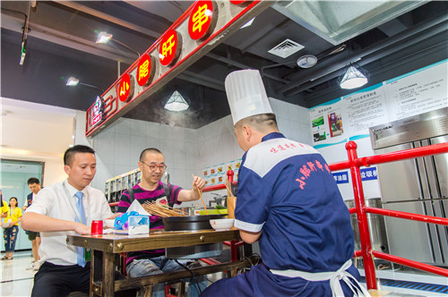 成都市五味緣餐飲管理有限公司技術總監(jiān)吳軍先生和劉儀偉先生品嘗五味緣秘制小郡肝.JPG