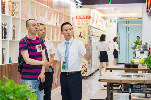 成都市五味緣餐飲管理有限公司副總經(jīng)理蔣明星向首席品位師劉儀偉介紹串串開店準備.JPG