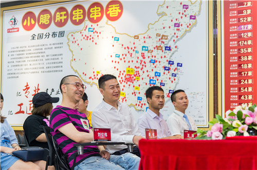 首席品位師劉儀偉先生聽取公司匯報.JPG