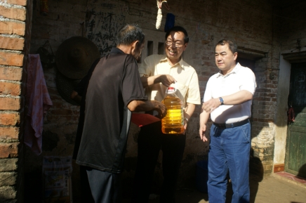 20.孫巍到農(nóng)村貧困鄉(xiāng)村慰問(wèn)貧困戶
