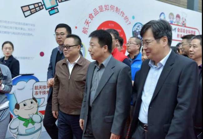 追夢少年現(xiàn)場觀展 偶遇航天英雄楊利偉叔叔