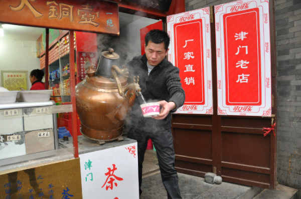 天津傳統(tǒng)茶湯 龍嘴大銅壺.jpg