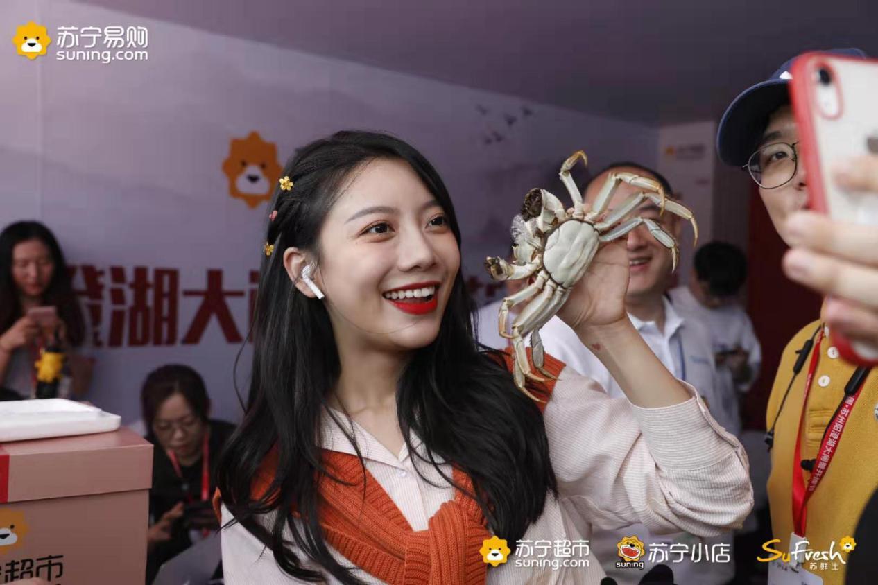 蘇寧現(xiàn)身陽澄湖大閘蟹開撈現(xiàn)場，24位網(wǎng)紅現(xiàn)場開播直賣