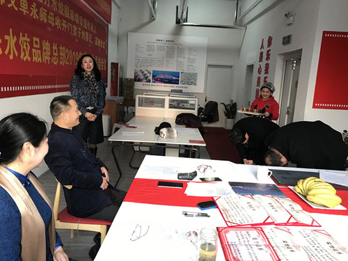 圖一：中國(guó)水餃第一徒劉春記、高敏向中華水餃先圣張仲景行三鞠躬大禮.jpg