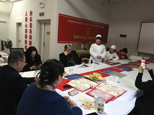 圖六：于金明收徒儀式上，娘娘樂(lè)手工水餃培訓(xùn)部副部長(zhǎng)龐艷暢談水餃文化體會(huì)。_副本.jpg