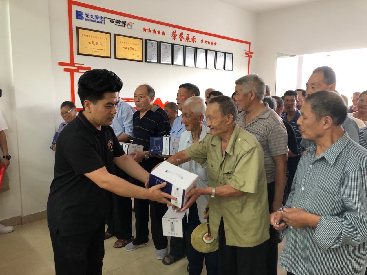 一群人在房間里交談<em></em><em></em>描述已自動生成