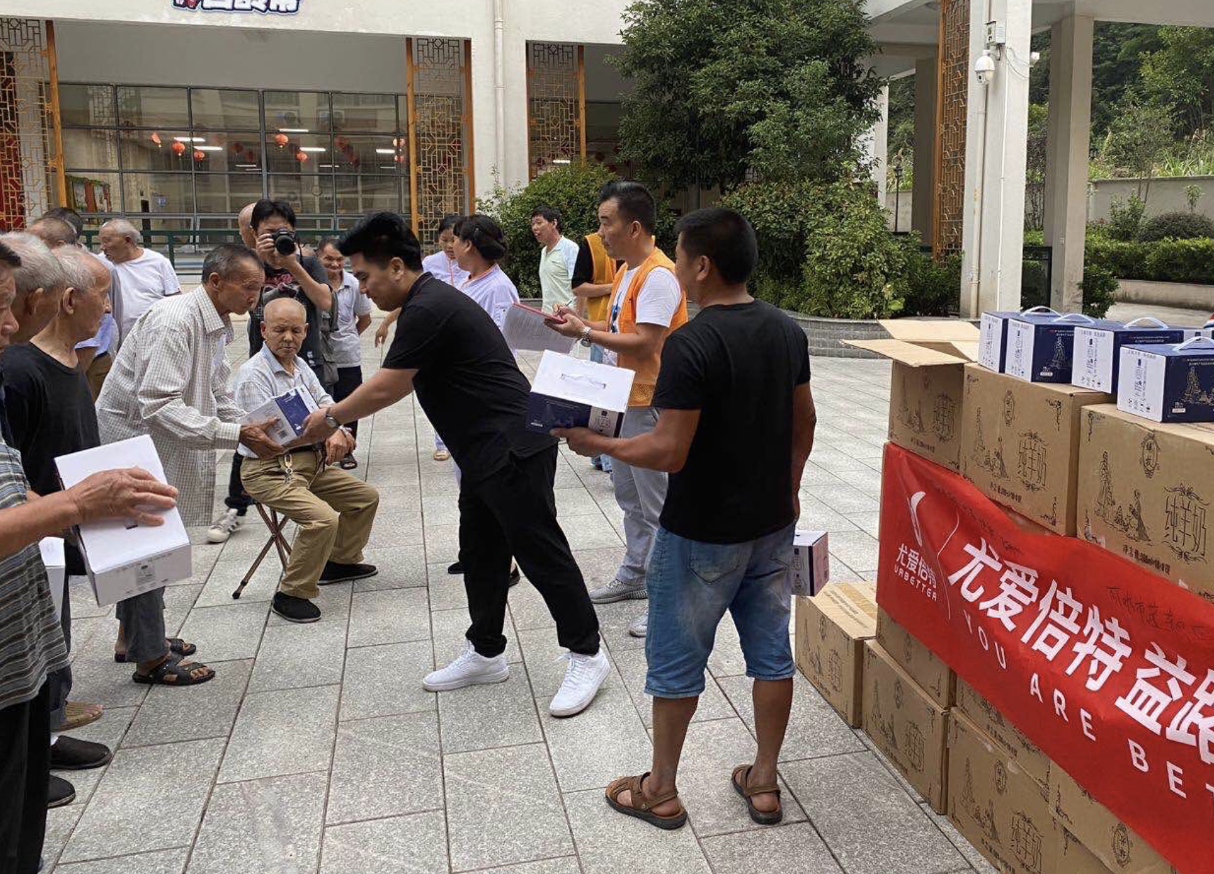 人們走在街頭<em></em><em></em>描述已自動生成