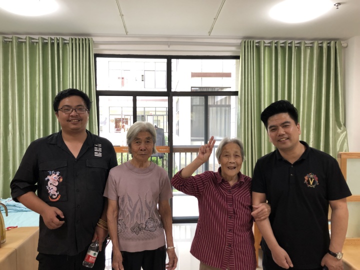 一群人站在室內合影<em></em><em></em>描述已自動生成