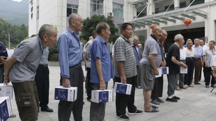 一群人站在街道上<em></em><em></em>描述已自動生成