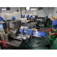 酒店火鍋食材千張包加工設(shè)備，制作肉丁千張包注餡生產(chǎn)線