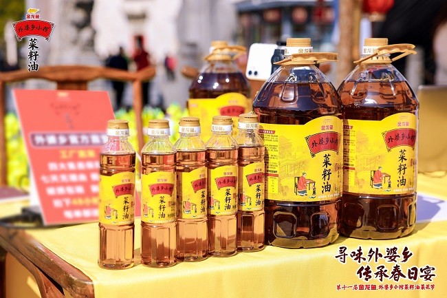 潘志峰大師現(xiàn)場(chǎng)用外婆鄉(xiāng)小榨菜籽油烹飪經(jīng)典徽菜.jpg