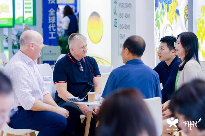 一群人正在聊天<i></i><i></i>
<i></i><i></i>
AI 生成的內容可能不正確。