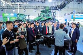 人站在人群中<i></i><i></i>
<i></i><i></i>
AI 生成的內(nèi)容可能不正確。