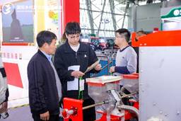 男人站在卡車旁邊<i></i><i></i>
<i></i><i></i>
AI 生成的內(nèi)容可能不正確。