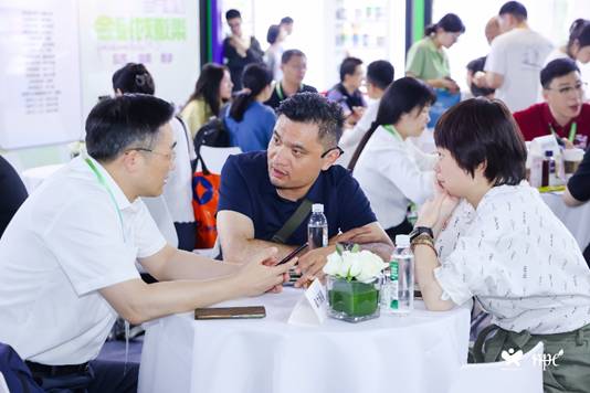 一群人在桌子前吃蛋糕<i></i><i></i>
<i></i><i></i>
AI 生成的內容可能不正確。